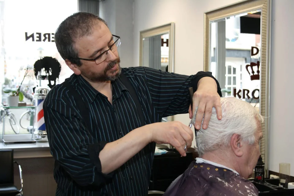 Salah cutting a customer’s hair at Kapsalon De Kroon